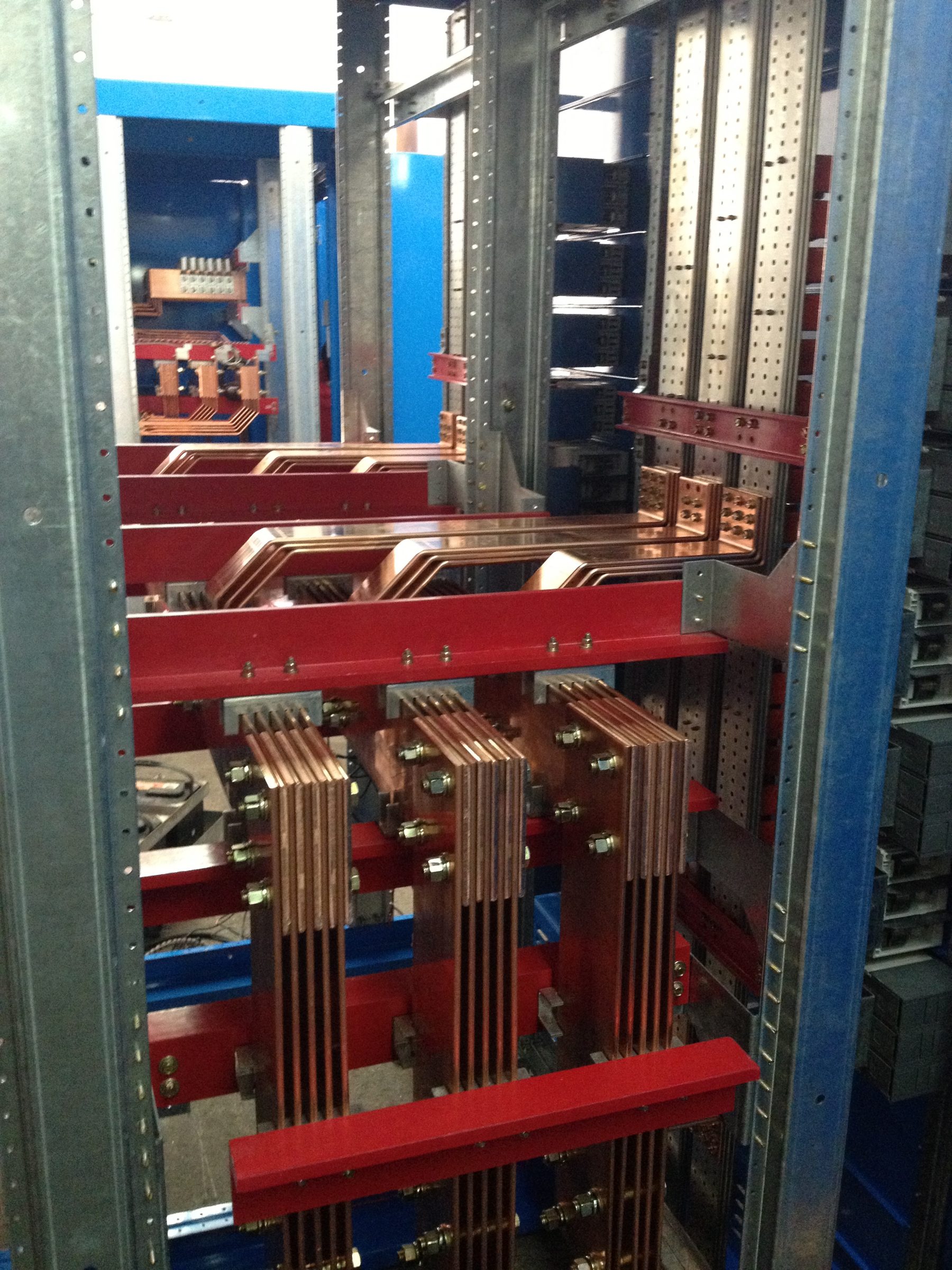 Barras de cobre de un tablero armado en nuestro taller.