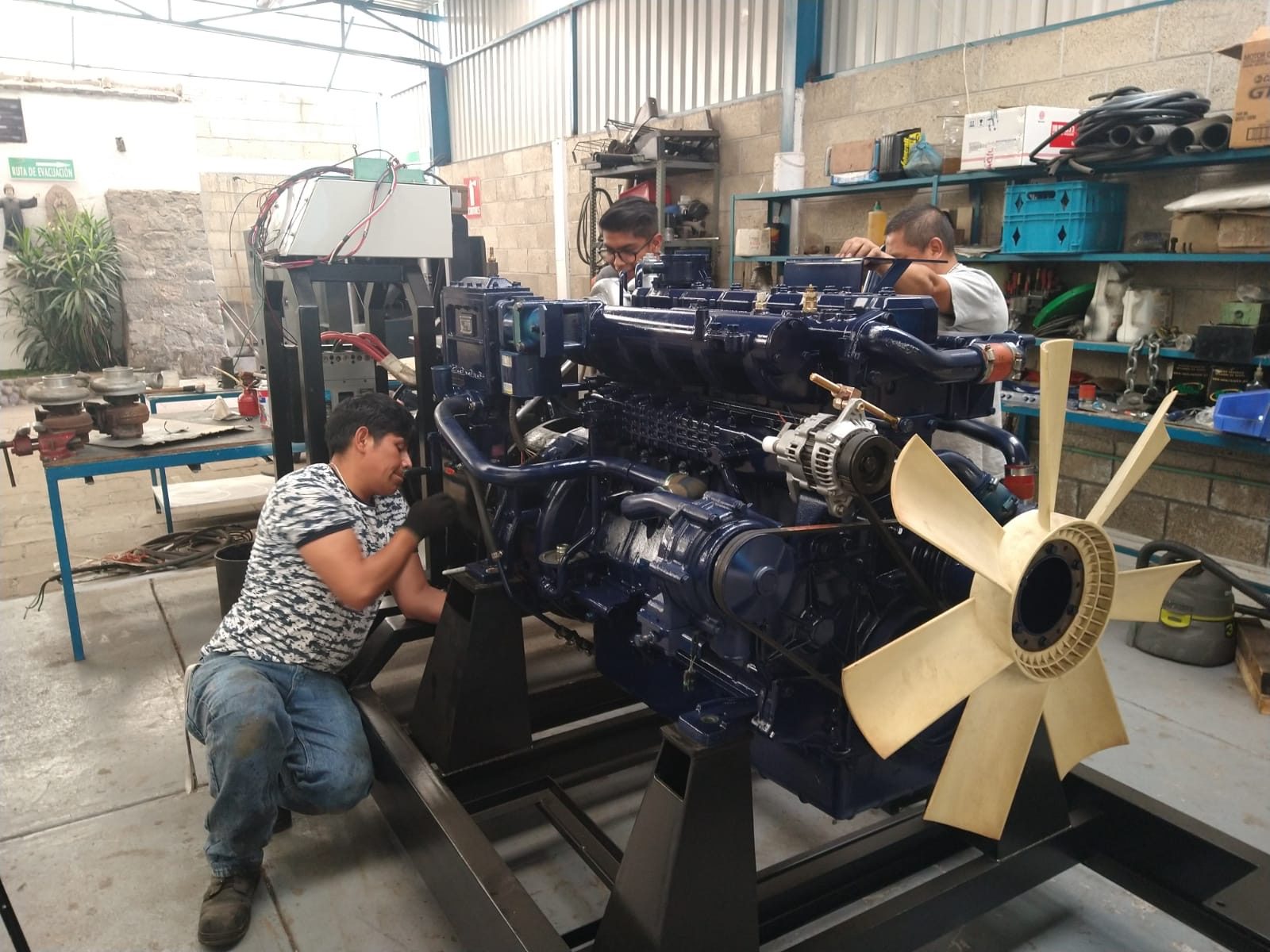 Armado del motogenerador en taller propio.