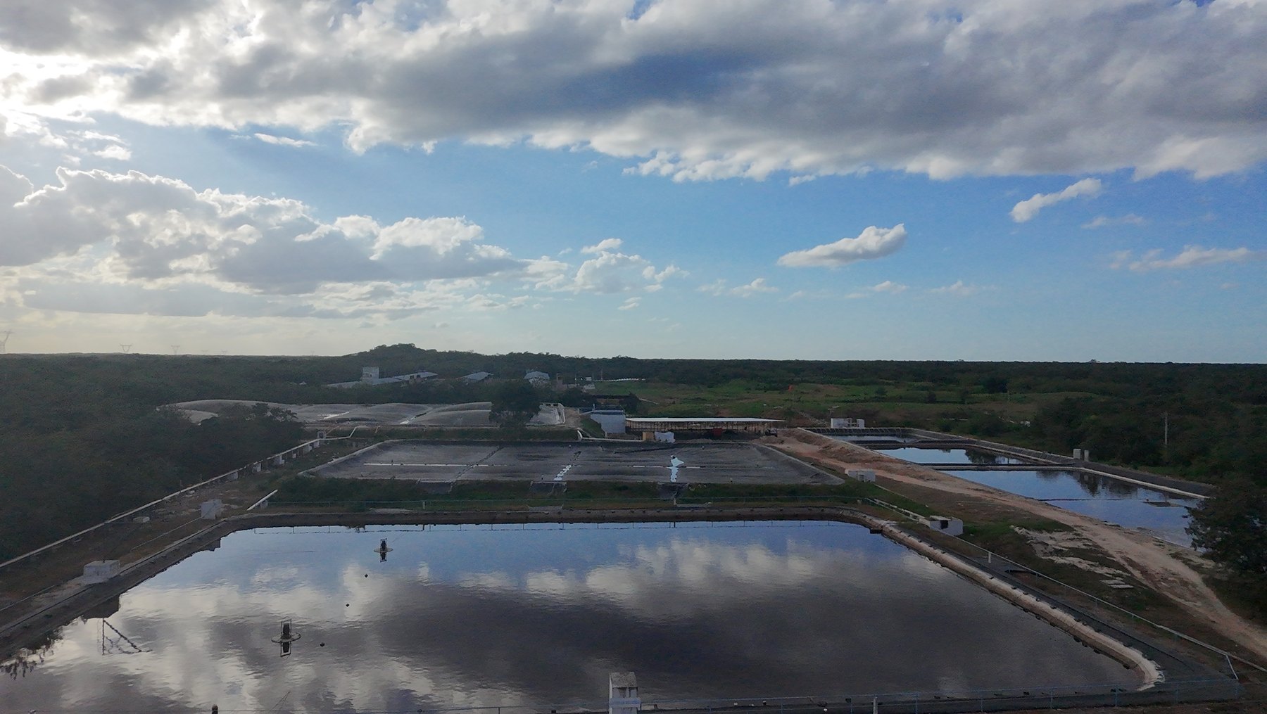 El conjunto de lagunas cubiertas al atardecer. La cubierta de geomembrana es lo que convierte una laguna anaerobia que emitía metano en un digestor que lo entrega al motor.