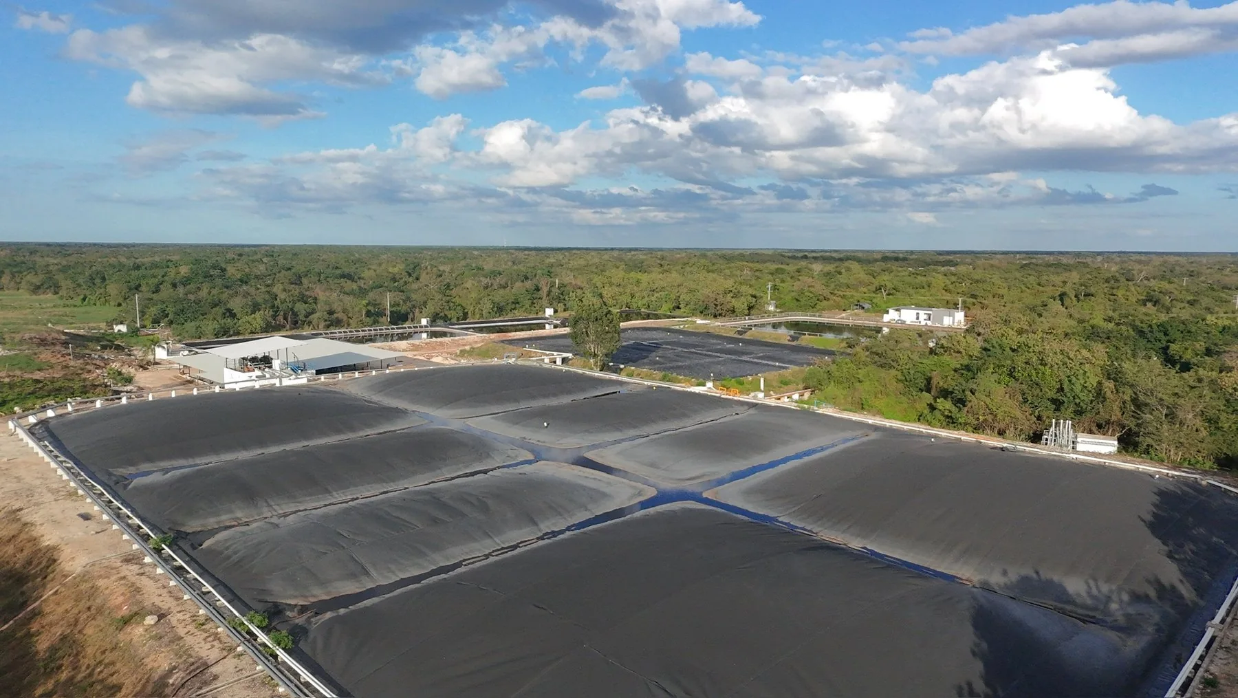 El digestor cubierto visto desde el aire. Seis mil metros cúbicos de biogás al día salen de aquí.